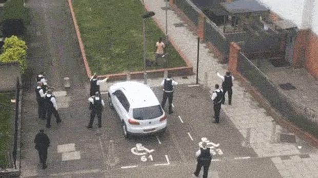 Angol rendőrök szerencsétlenkedése