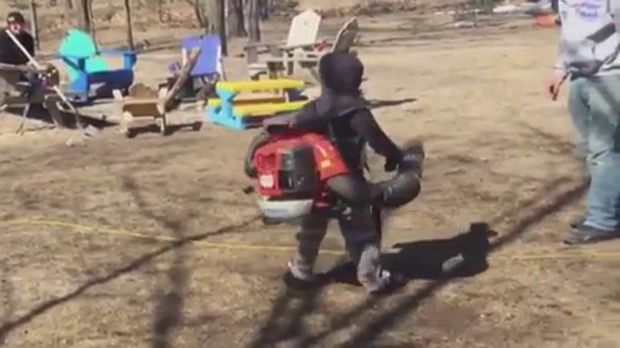 A kisfiú és a levélporszívó