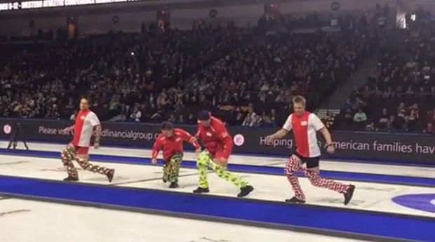 Hogyan húzzuk fel a nadrágot kezünk használata nélkül?