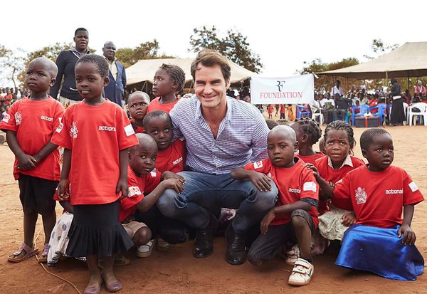 Roger Federer 81 iskolát épít Afrikában