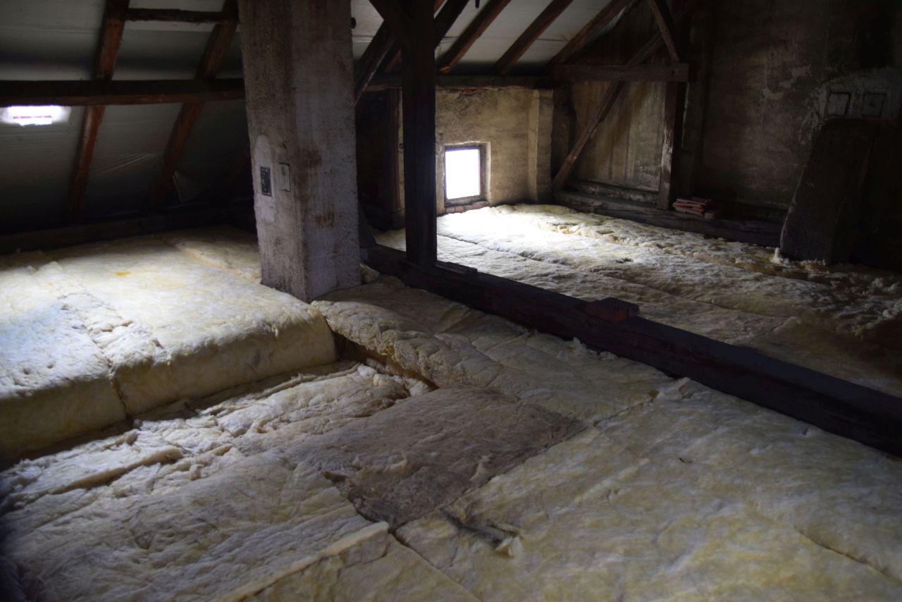 „Nem drága és házilag is meg lehet csinálni” – Így szigeteltem le a padlást üveggyapottal